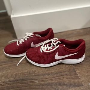 Nike Revolutions 4 Maroon